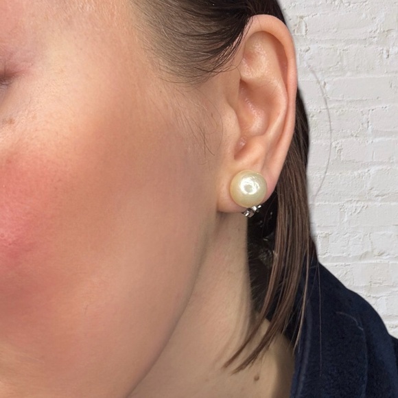 Christian Dior Late 1970's Vintage Glass Pearl Clip Earrings - Picture 12 of 12